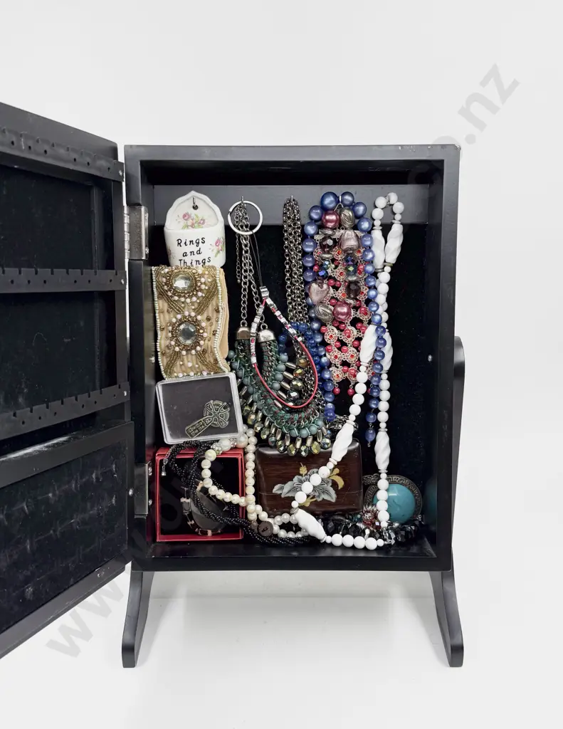 Mirrored Jewellery Box with Assorted Jewellery Image 1++