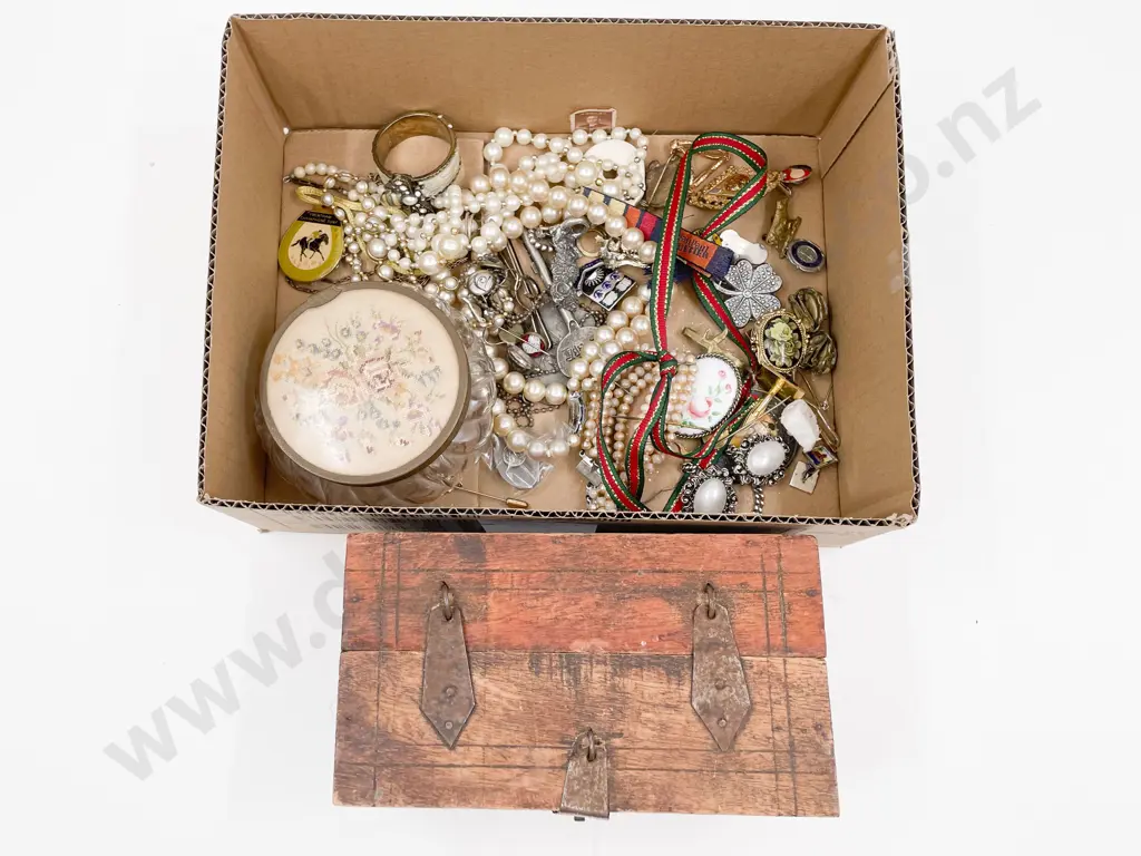 Collection of Assorted Costume Jewellery and Jewellery Box Image 1++