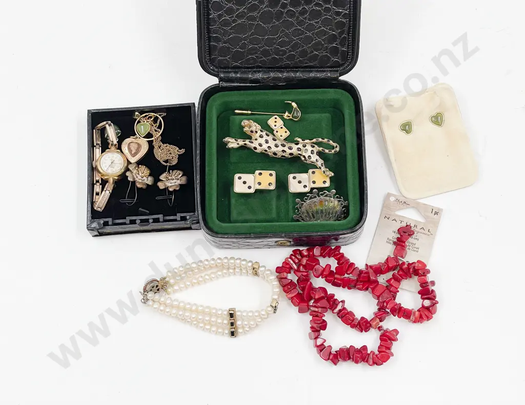 Collection of Assorted Plated and Costume Jewellery Image 1++