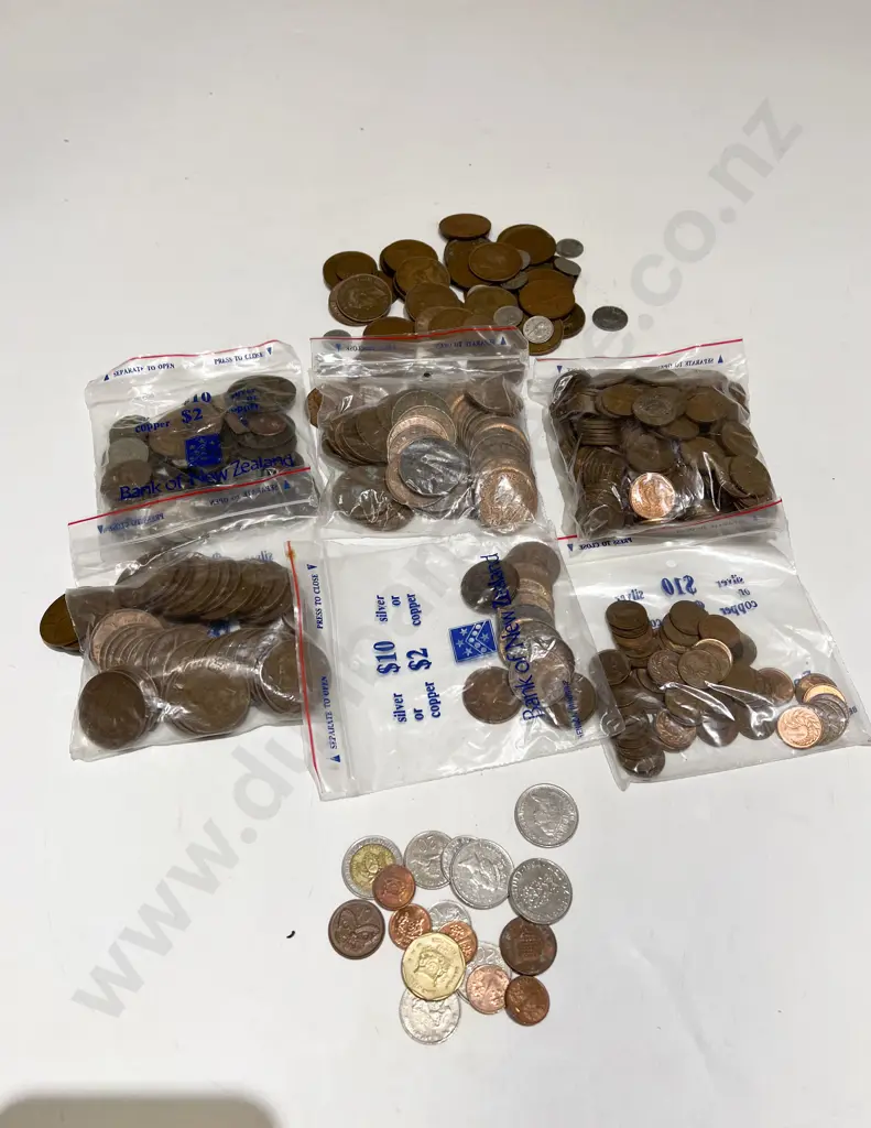 Quantity of Assorted Mainly NZ Copper Coinage Image 1++