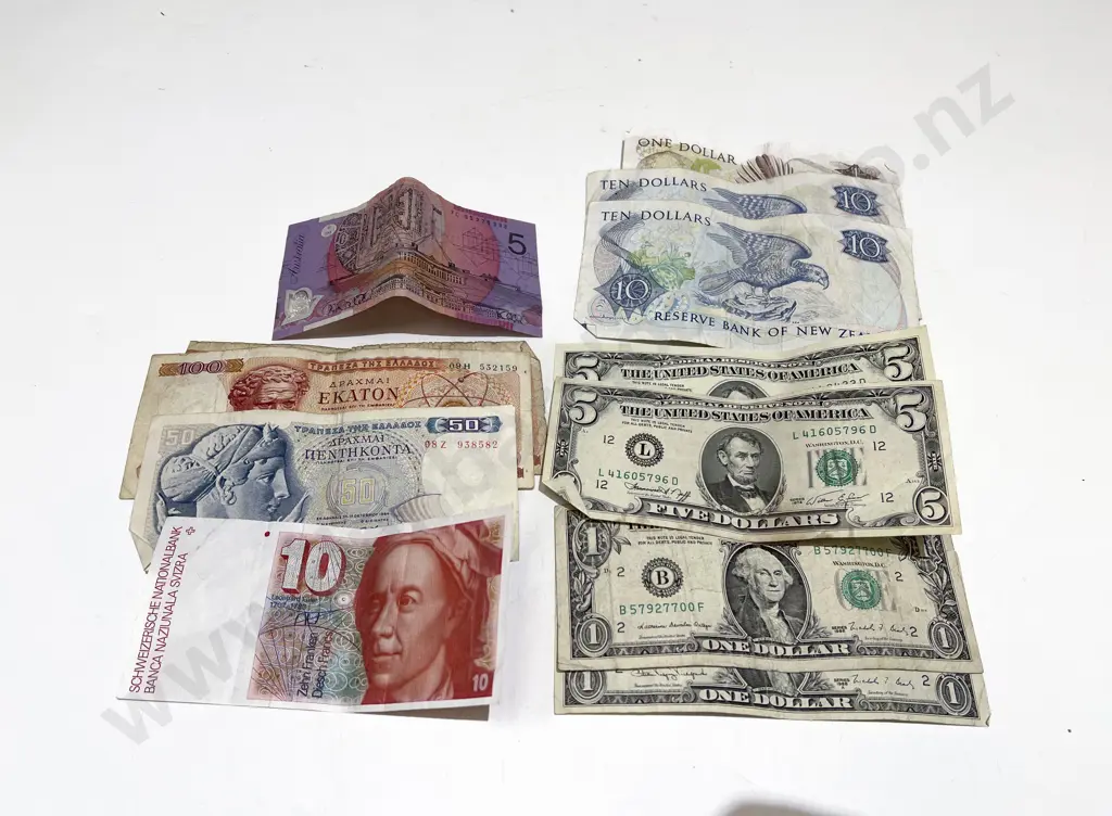 Quantity of Assorted NZ & World Bank Notes Image 1++
