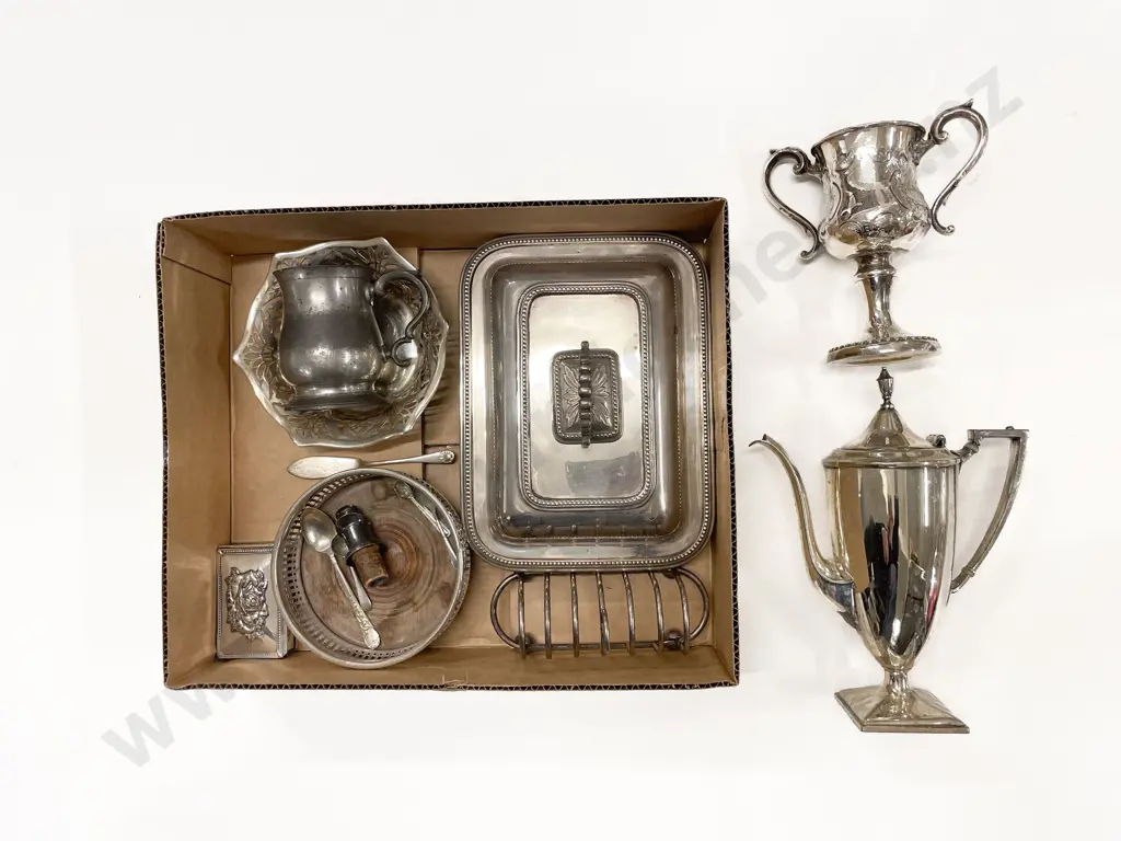 Boxed Quantity of Assorted Silver Plates Image 1++