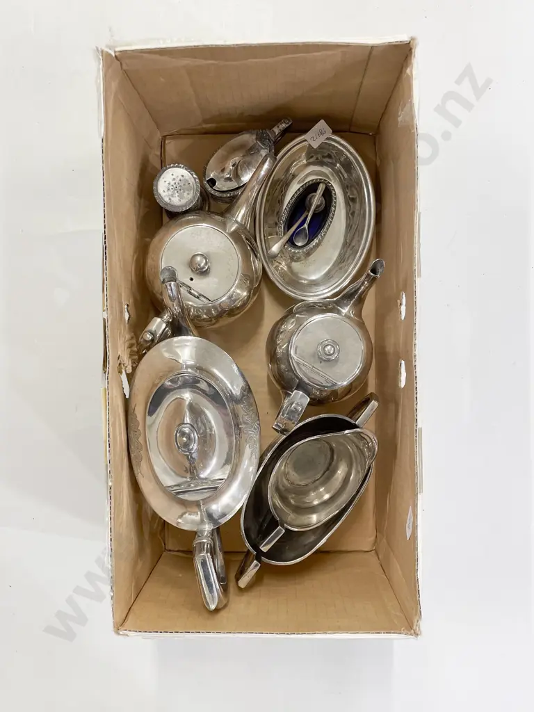 Boxed Quantity of Assorted Silver Plates Image 1++