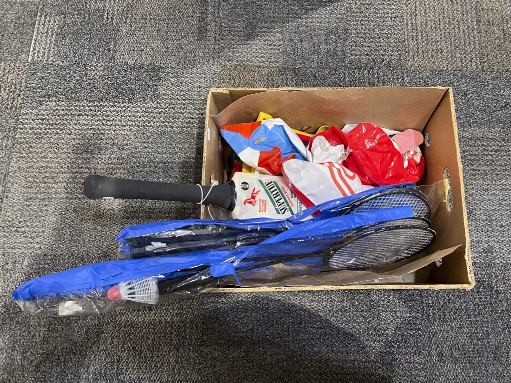 Box of Badminton Rackets Children's Cricket Bat & Beach Toys Image 1++