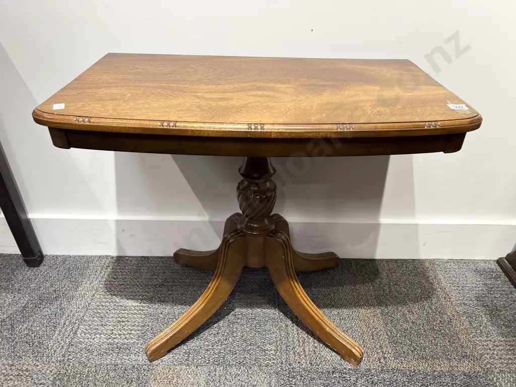 Small Oak Side Table Image 1++