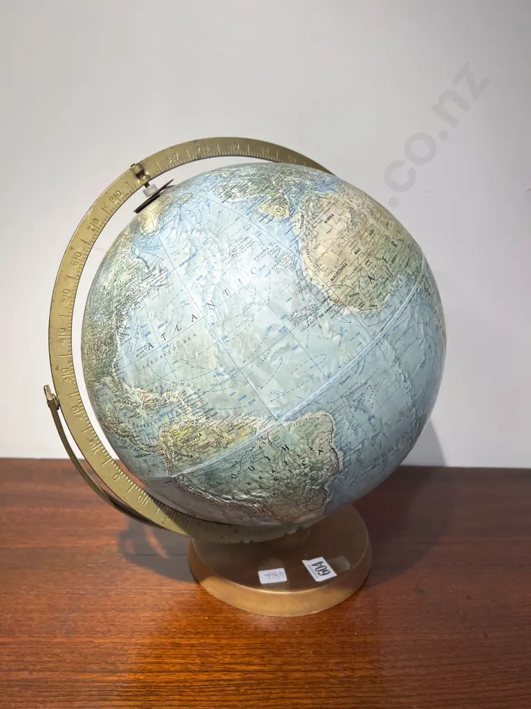 Readers Digest Great World Globe on Stand Image 1++