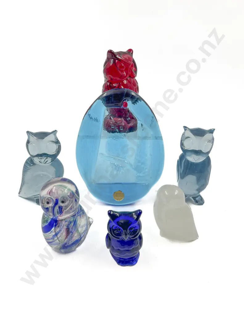 Six Art Glass Owls Together with Plaque Image 1++