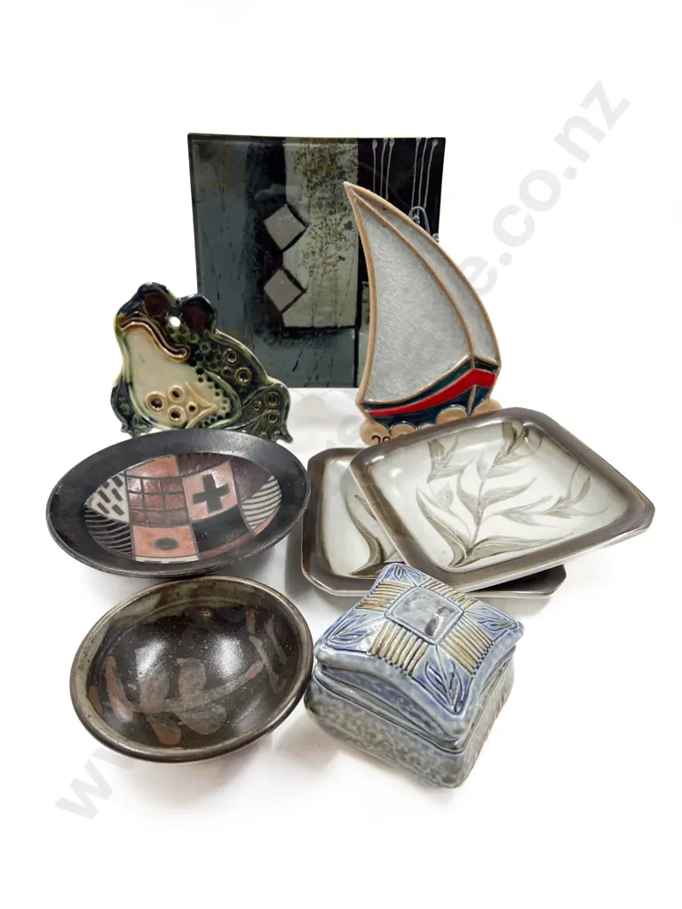 Small Qty of Assorted Pottery Including Two Wall Hanging Image 1++