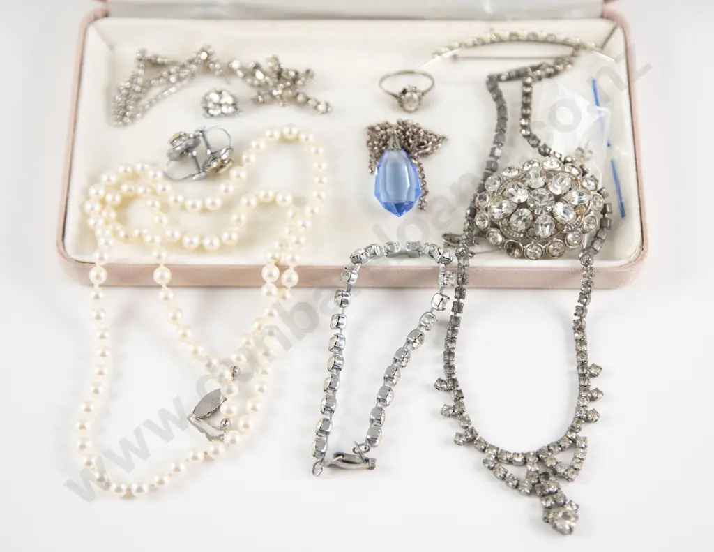 Small Collection of Imitation Pearl and Vintage Diamonte Costume Jewellery Image 1++
