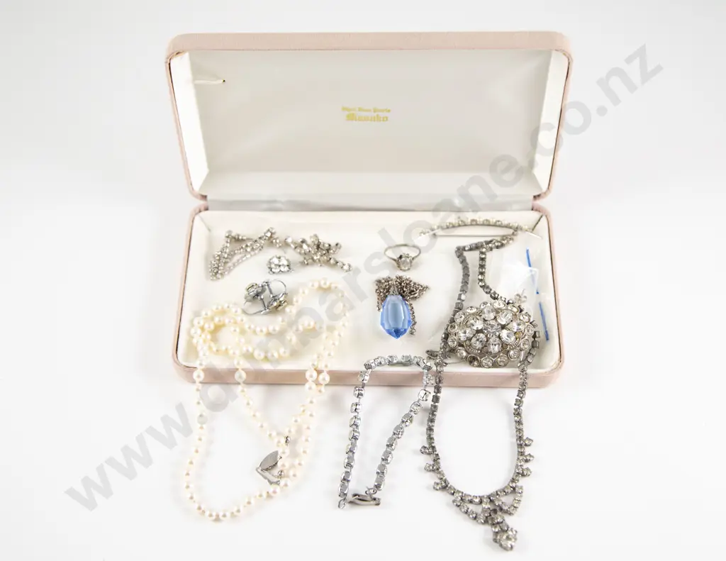 Small Collection of Imitation Pearl and Vintage Diamonte Costume Jewellery Image 1++
