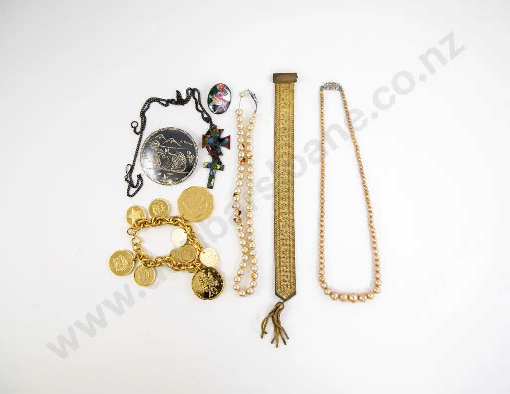 Small Quantity of Costume Jewellery Image 1++