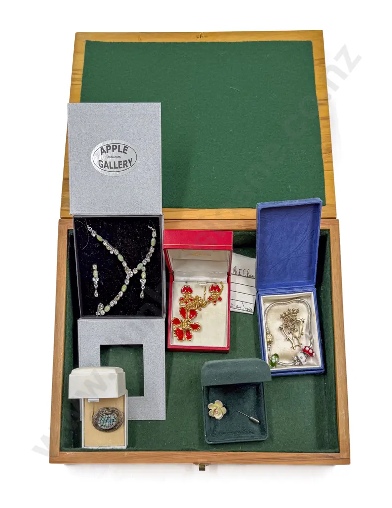 Small Selection Costume Jewellery with 9ct Brooch Frame (missing gem) approx 7gms with pin Image 1++