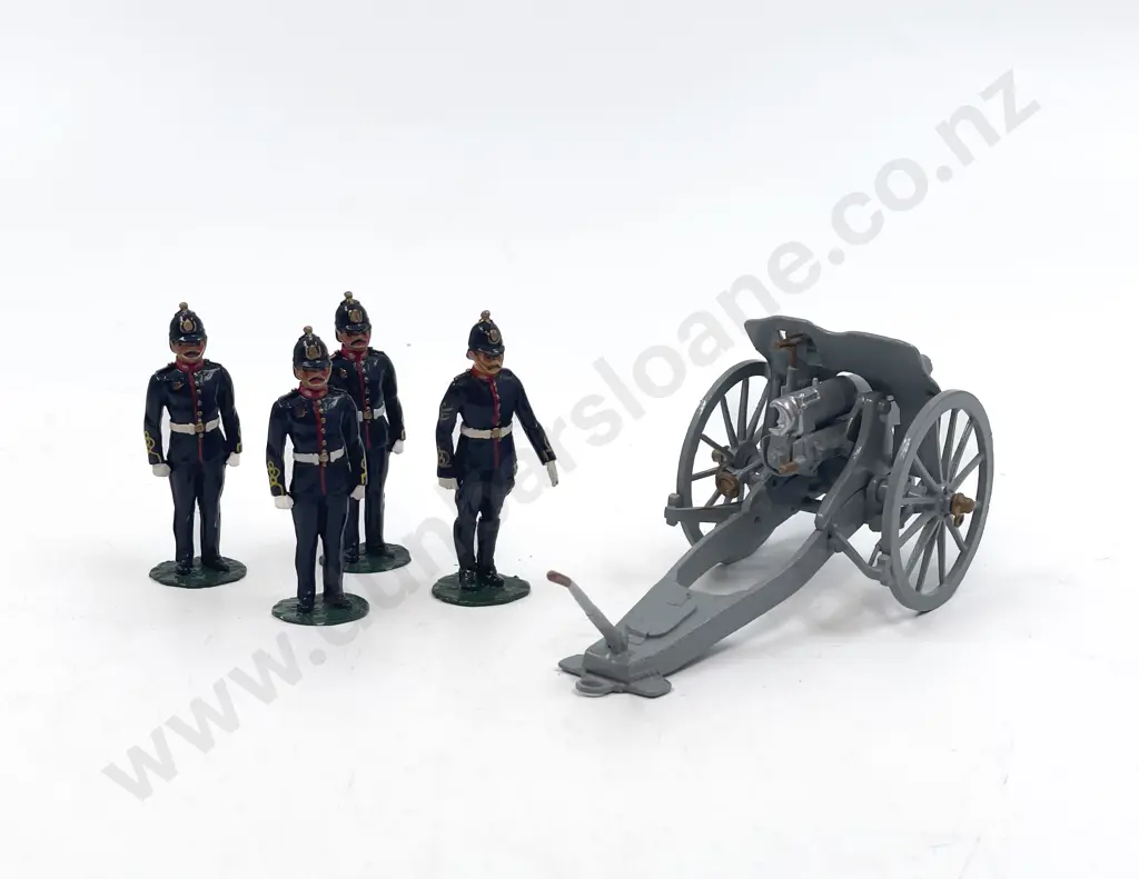 Britains Field Tank With Four Soldiers Image 1++