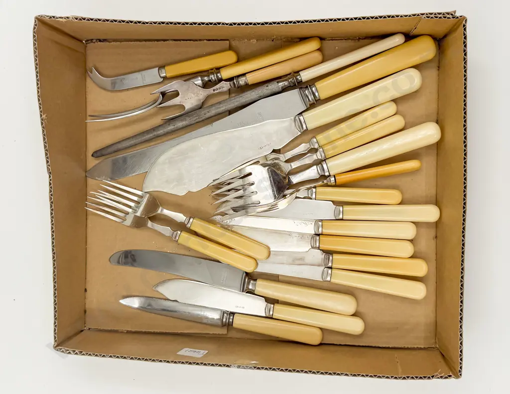 Small Qty of Assorted Bone Handled Cutlery Image 1++