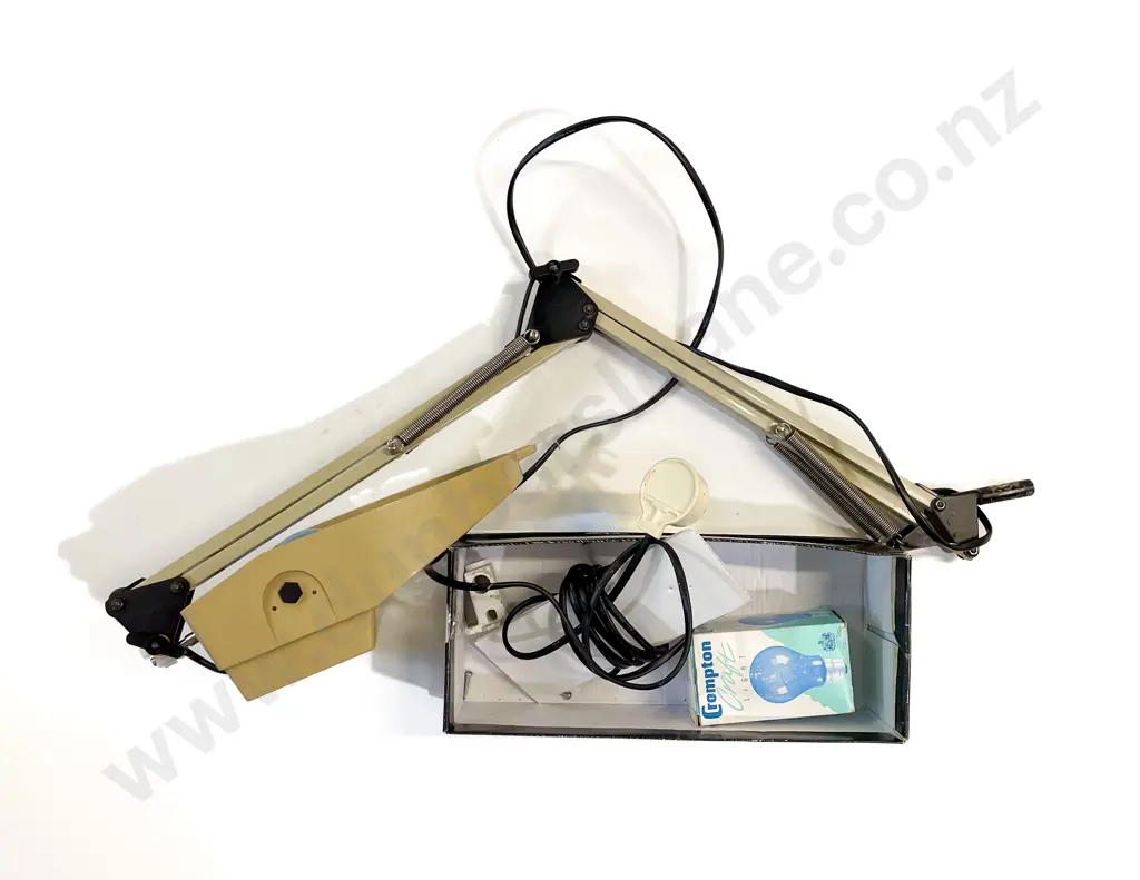 Angle Poised Magnifying Lamp Image 1++