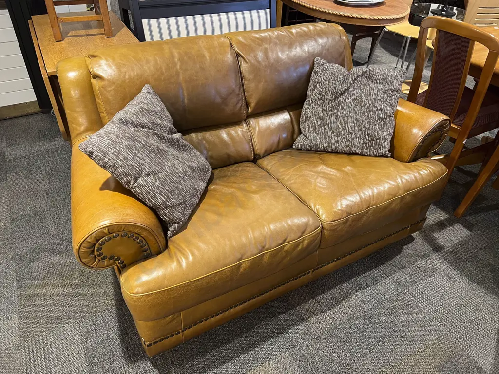 Two Piece Leather Lounge Suite Image 1++
