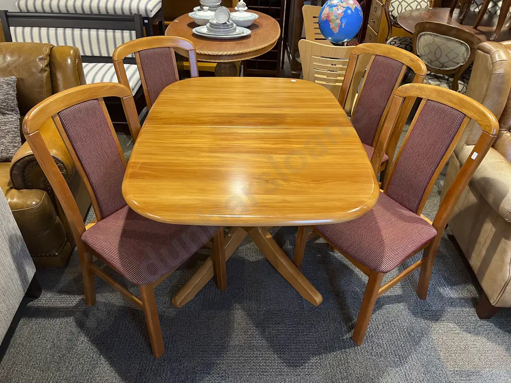 Rimu Extension Dining Table and Four Chairs Image 1++