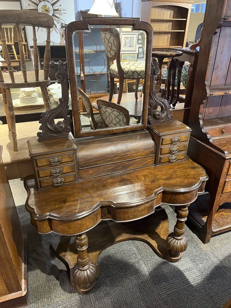 Victorian Mahogany Duchess with Associated Revolving Stool Image 1++