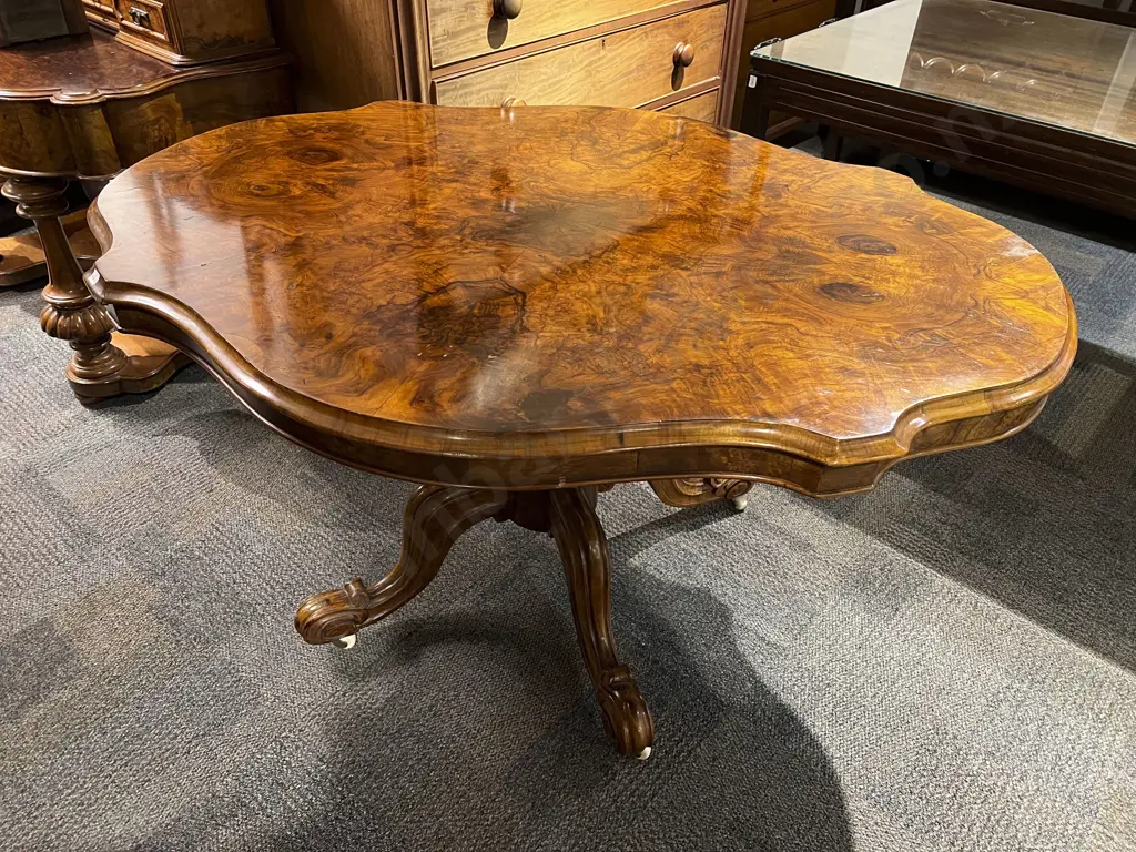 Fine Quality Burr Walnut Loo Table Image 1++