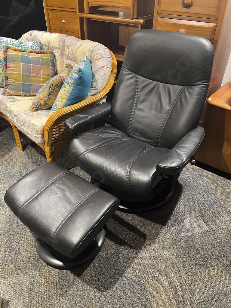 Modern Stressless Leather Reclining Armchair With Matching Footstool Image 1++