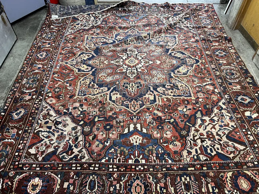 Iranian Bakhtiari Wool Rug Image 1++