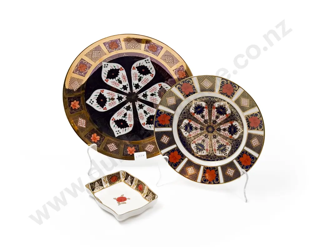 Three Imari Dishes Image 1++