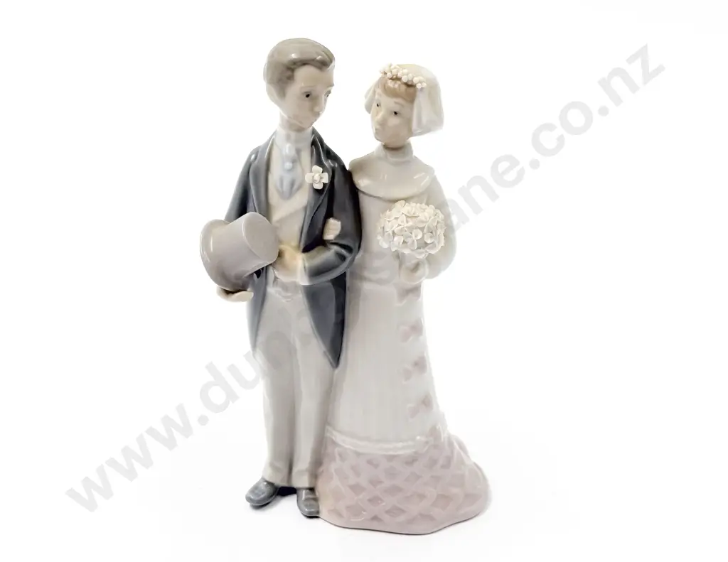Boxed Figure Group of Bride and Groom Image 1++