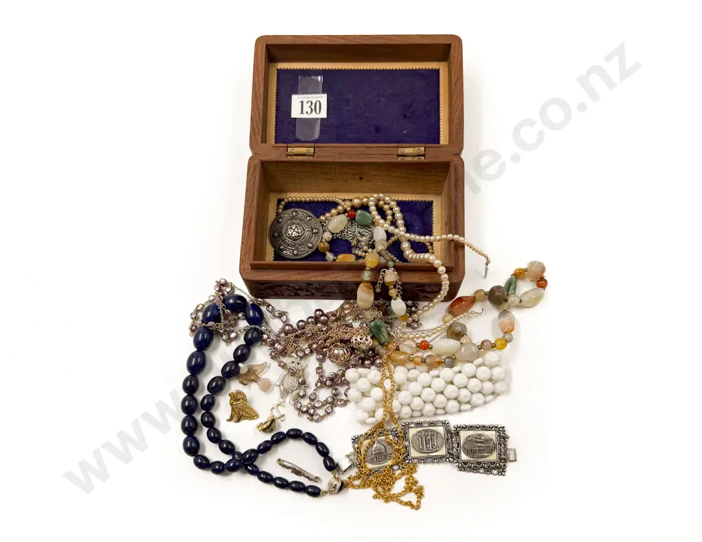 Small Quantity of Assorted Costume Jewellery Necklaces etc Image 1++