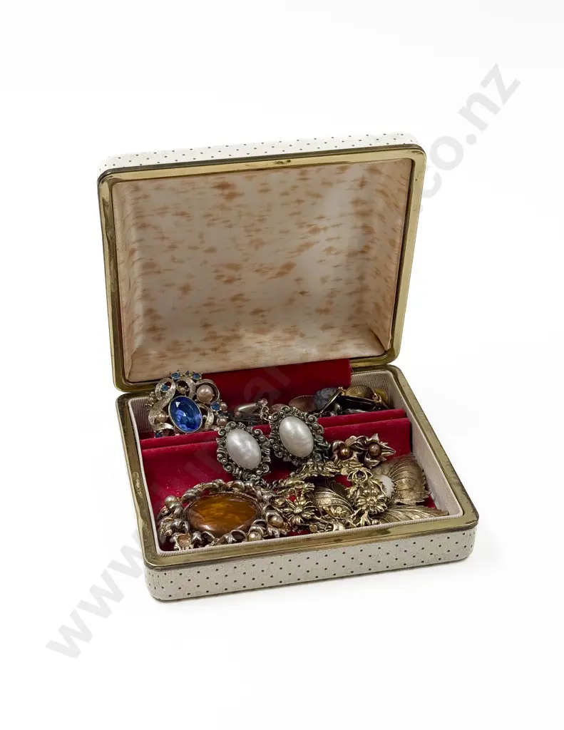 Small Quantity of Assorted Costume Jewellery Image 1++