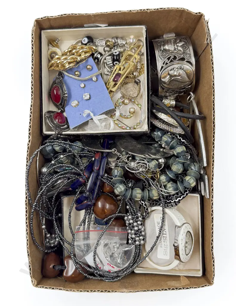 Qty of Assorted Costume Jewellery Image 1++