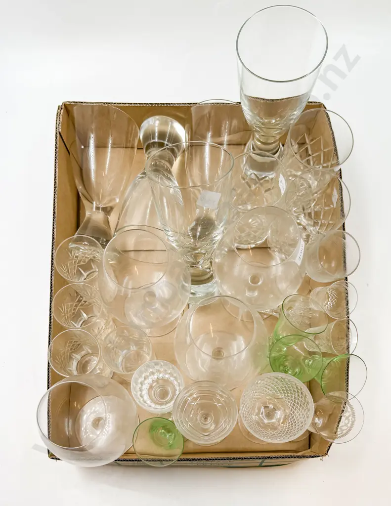 Small Quantity of Assorted Glass Ware Image 1++