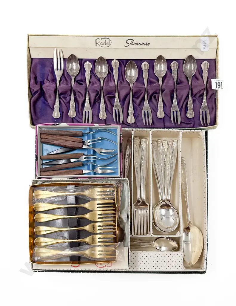 Quantity of Assorted Boxed Cutlery Image 1++