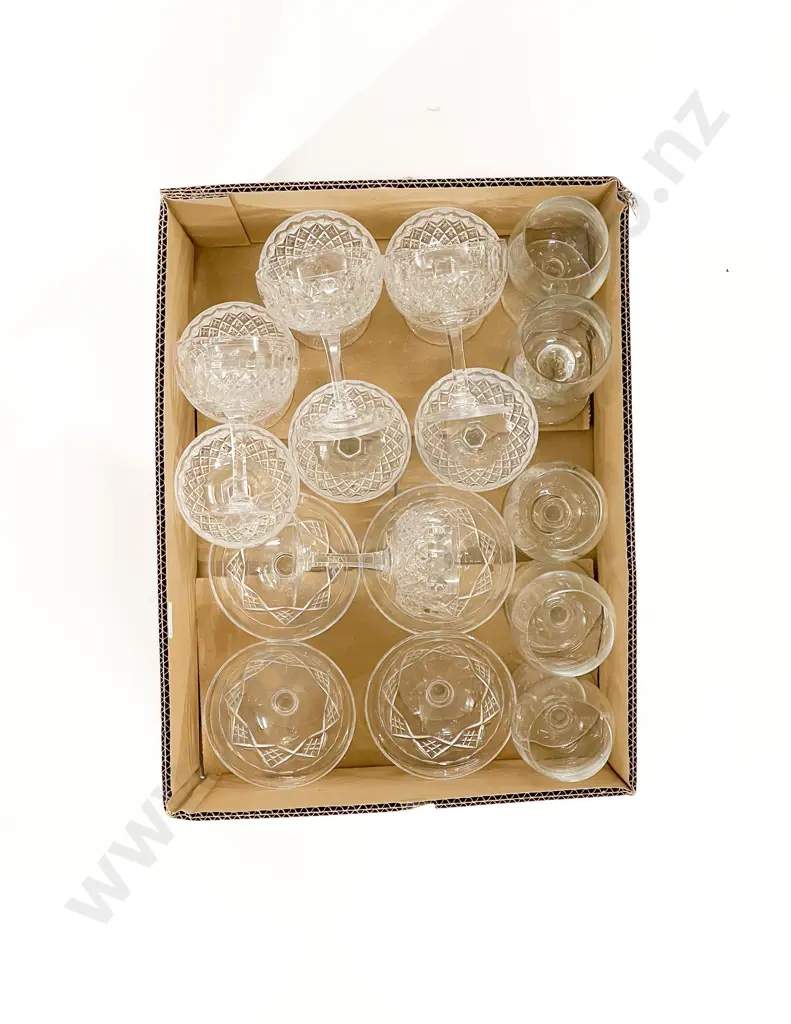 Small Quantity of Assorted Crystal & Glass Ware Image 1++