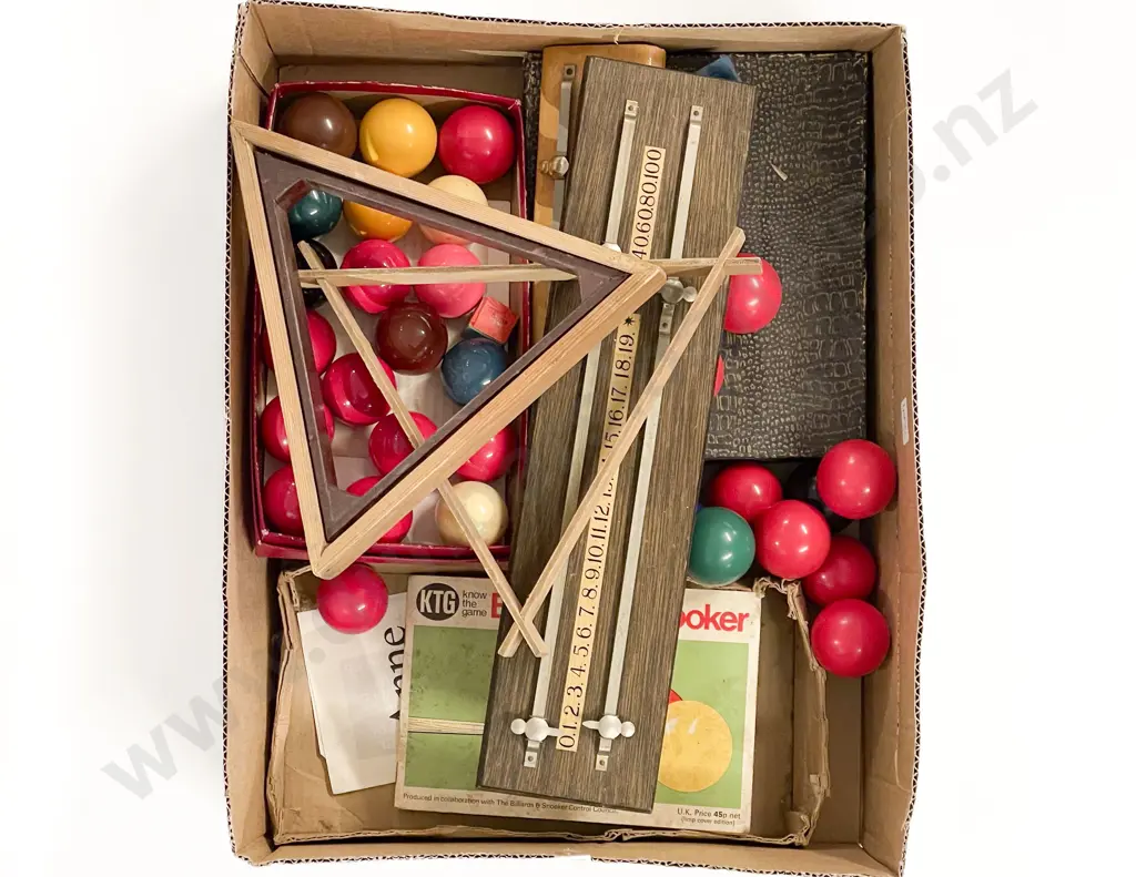 Quantity of Assorted Vintage Billiards & Snooker Balls etc Image 1++