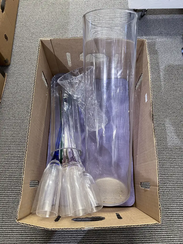 Box Quantity of Assorted Glass Vases Image 1++