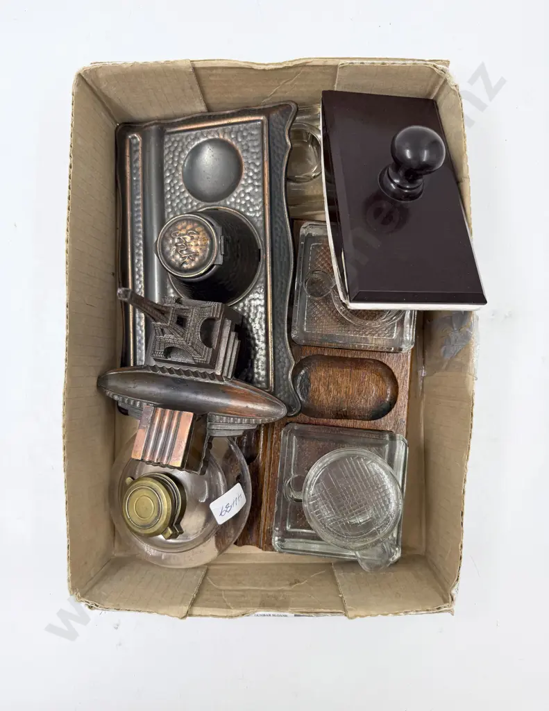 Small Quantity of Assorted Desk Stands etc Image 1++