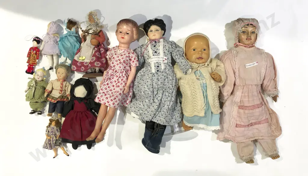 Selection Vintage & Modern Dolls Image 1++