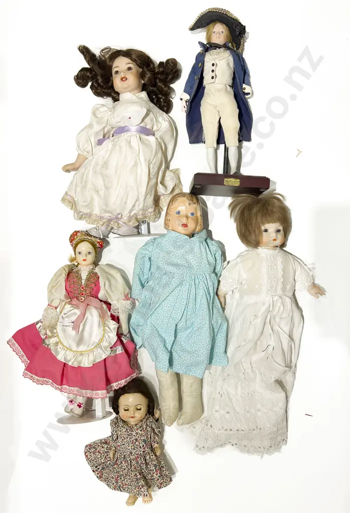 Selection Vintage & Modern Dolls Image 1++