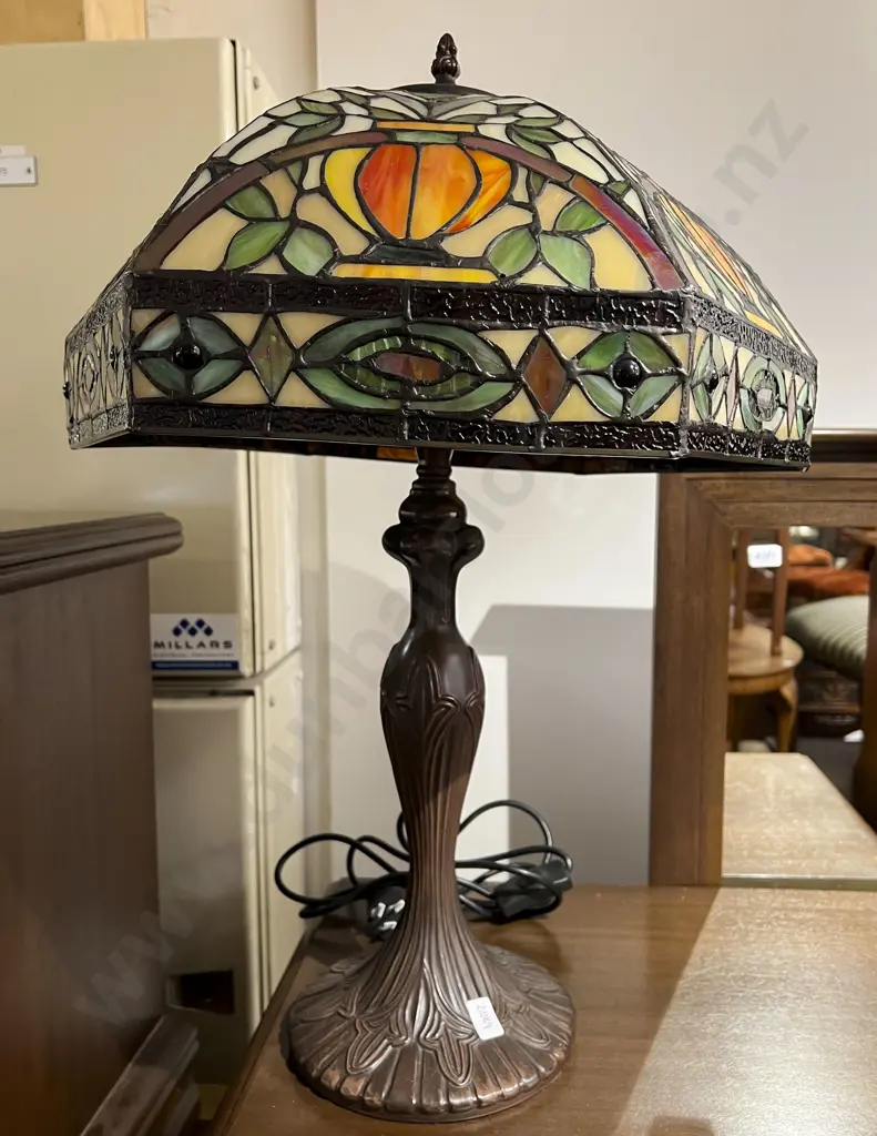 Tiffany Style Table Lamp & Shade Image 1++