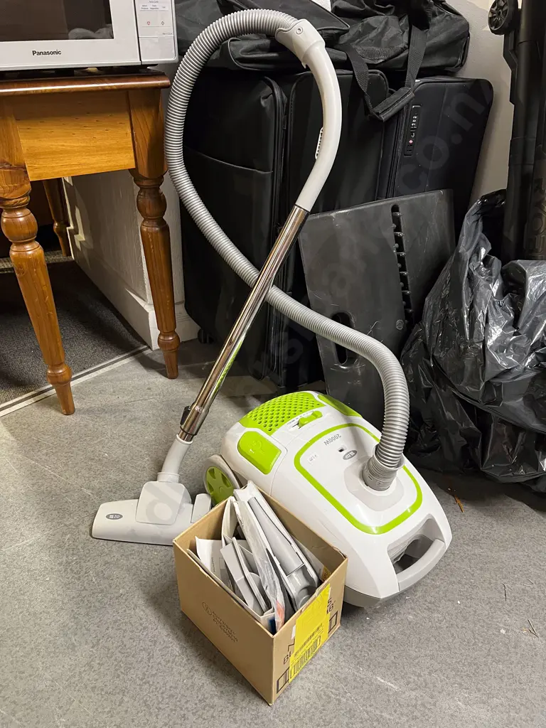 Zip 2000 Watt Vacuum Cleaner Image 1++