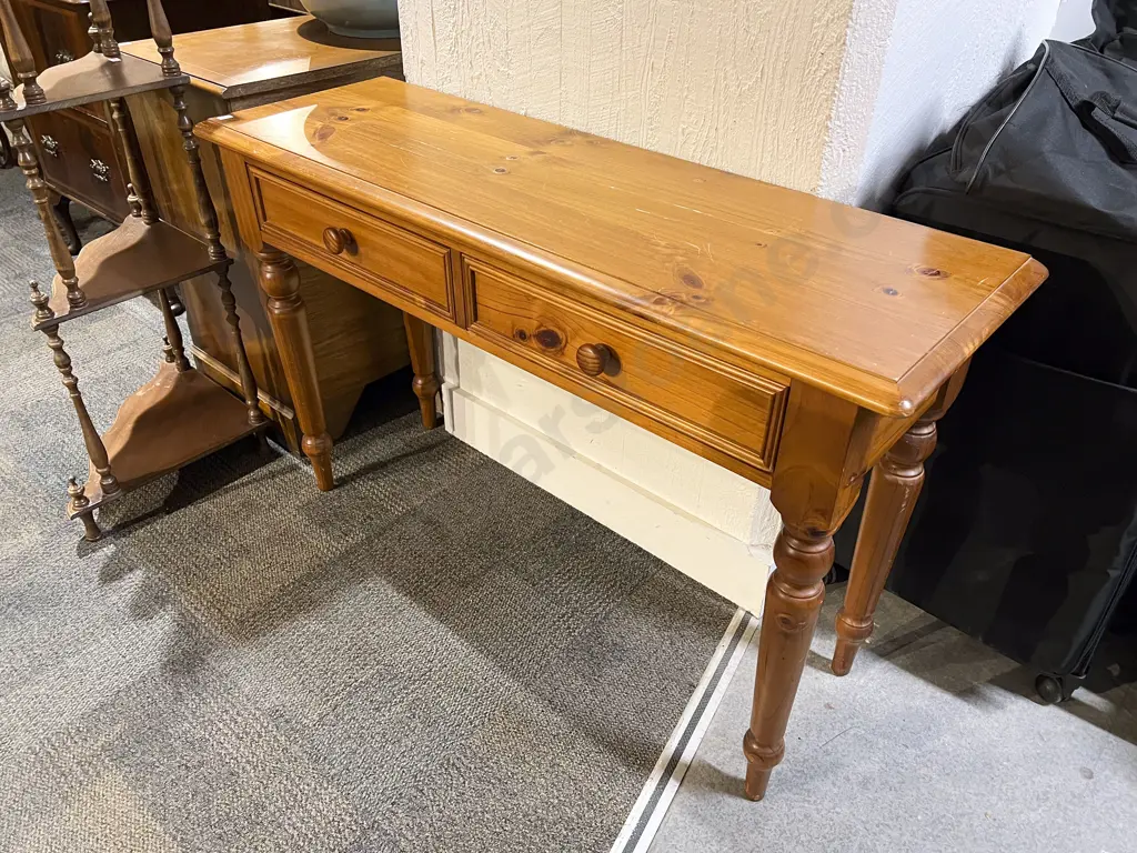 Rimu Hall Table Image 1++