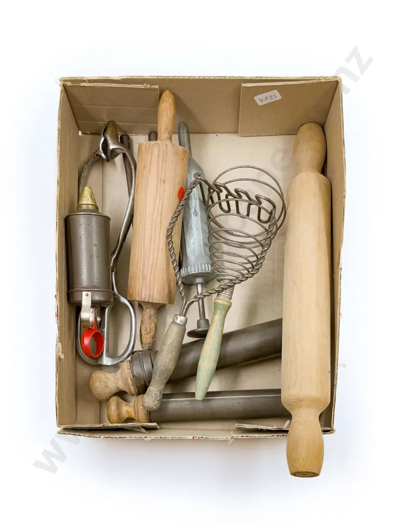 Small Quantity of Assorted Vintage Kitchenalia Image 1++