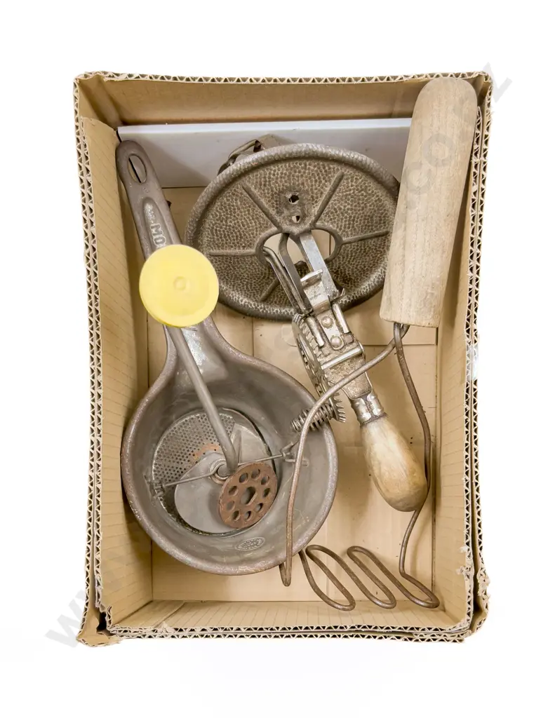 Small Quantity of Assorted Vintage Kitchenalia Image 1++