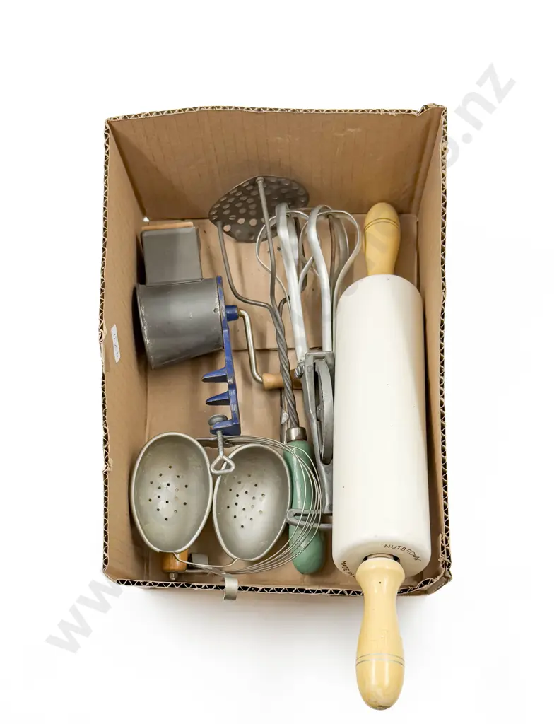 Small Quantity of Assorted Vintage Kitchenalia Image 1++