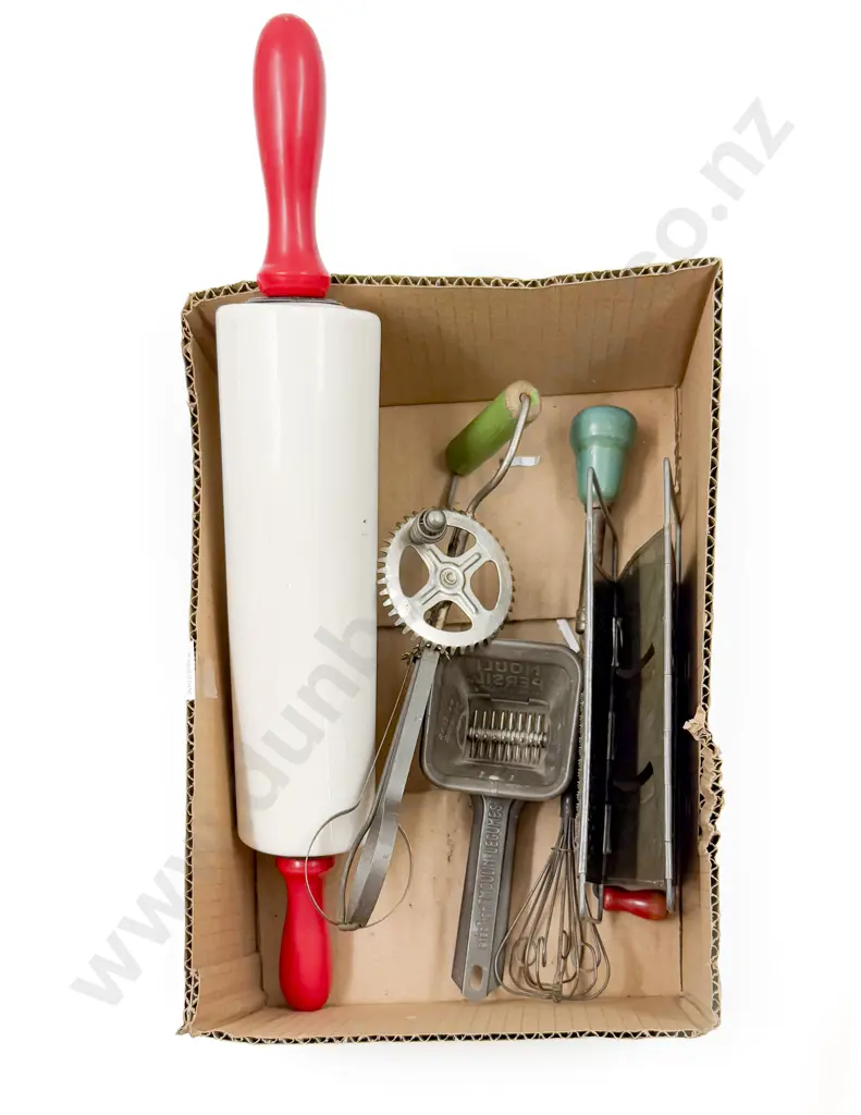 Small Quantity of Assorted Vintage Kitchenalia Image 1++