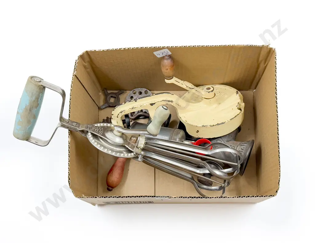 Small Quantity of Assorted Vintage Kitchenalia Image 1++