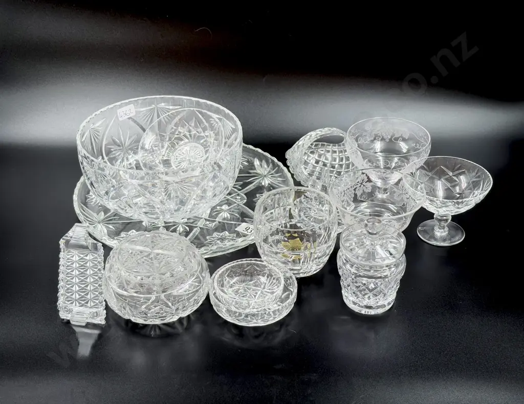 Quantity of Assorted Crystal & Glassware Image 1++