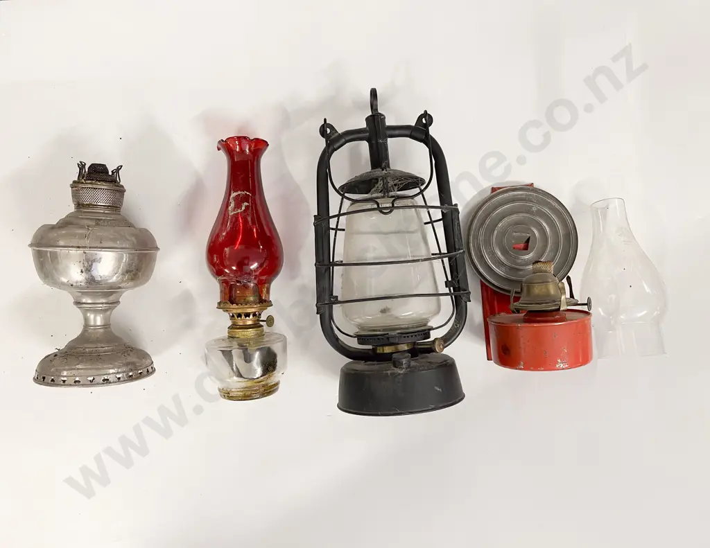Quantity of Assorted Vintage Lanterns & Lamps etc Image 1++