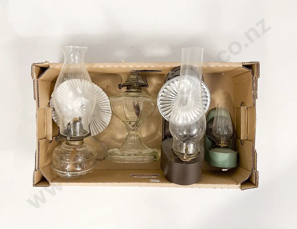 Quantity of Assorted Vintage Lamps etc Image 1++