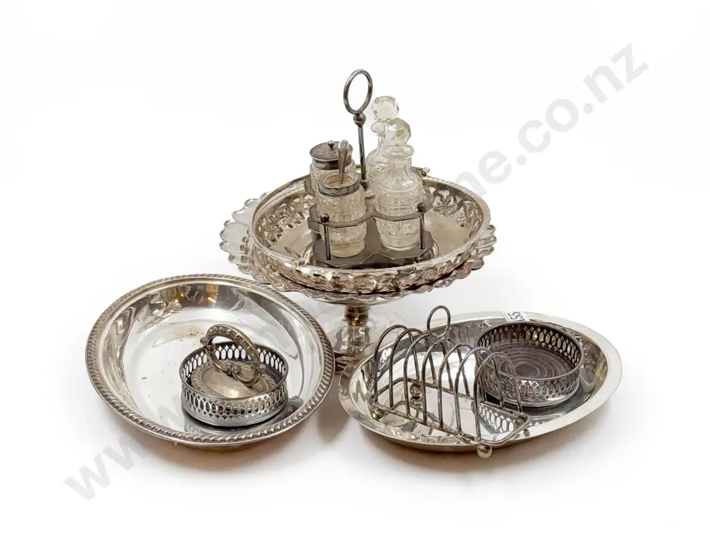 S/P Ware including Dish and Stand Image 1++